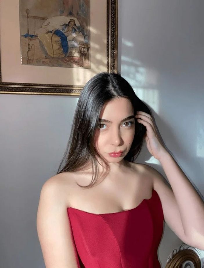 Alemin Kıralı'nın Oben'i göğüs dekolteli paylaşımıyla sosyal medyayı yıktı geçti! Yerli Dua Lipa'ya bakın...