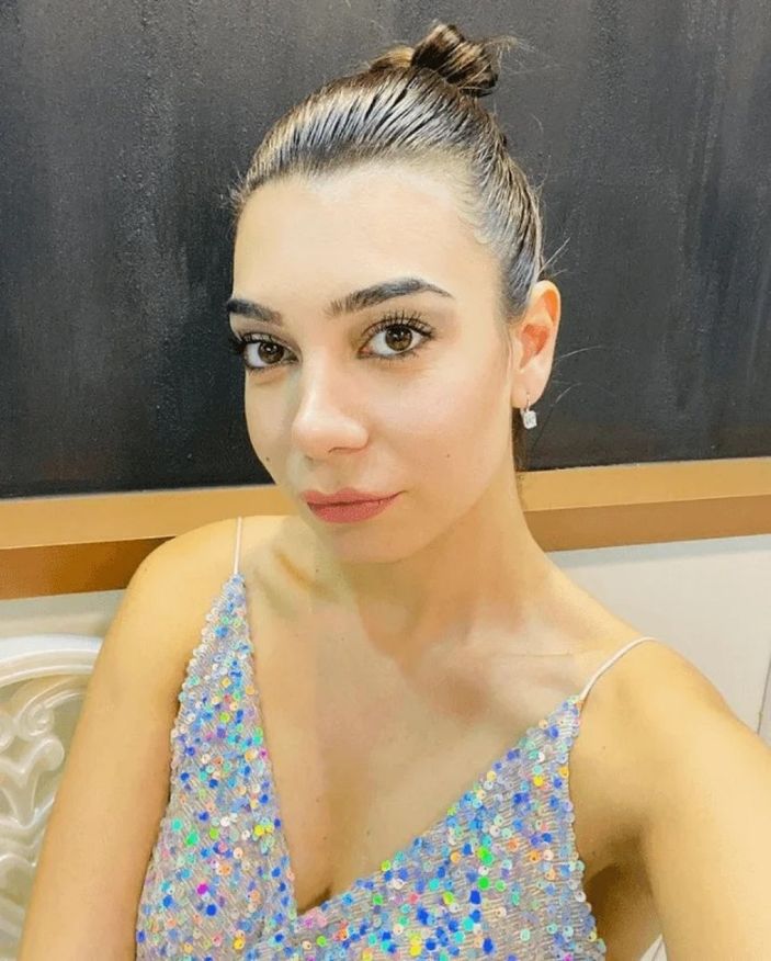 Alemin Kıralı'nın Oben'i göğüs dekolteli paylaşımıyla sosyal medyayı yıktı geçti! Yerli Dua Lipa'ya bakın...