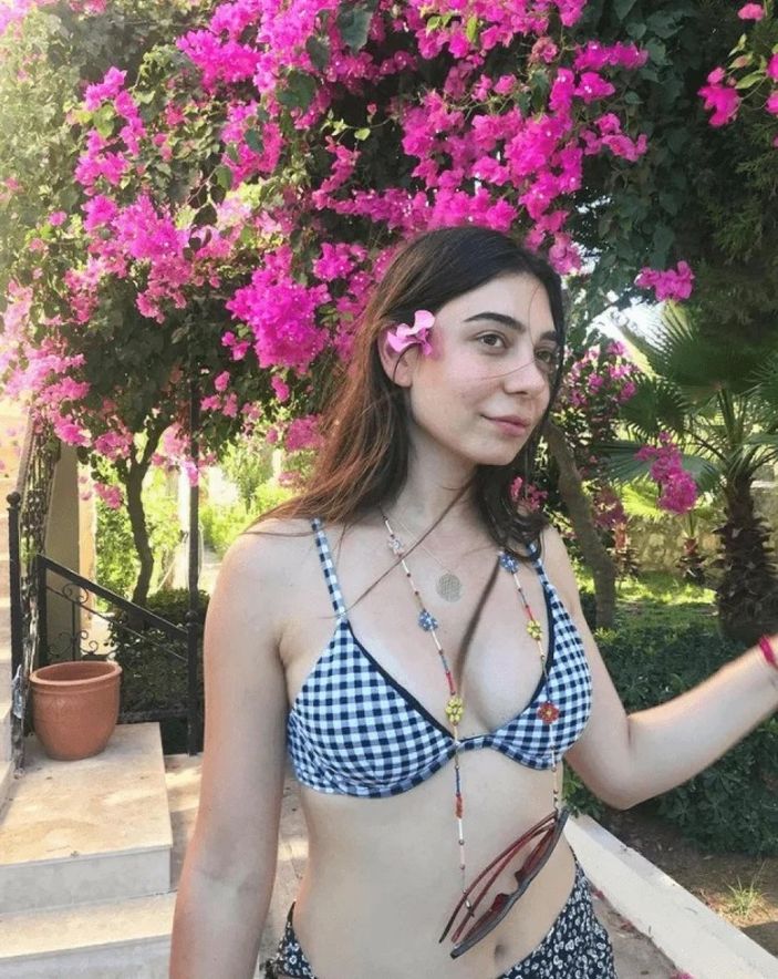 Alemin Kıralı'nın Oben'i göğüs dekolteli paylaşımıyla sosyal medyayı yıktı geçti! Yerli Dua Lipa'ya bakın...