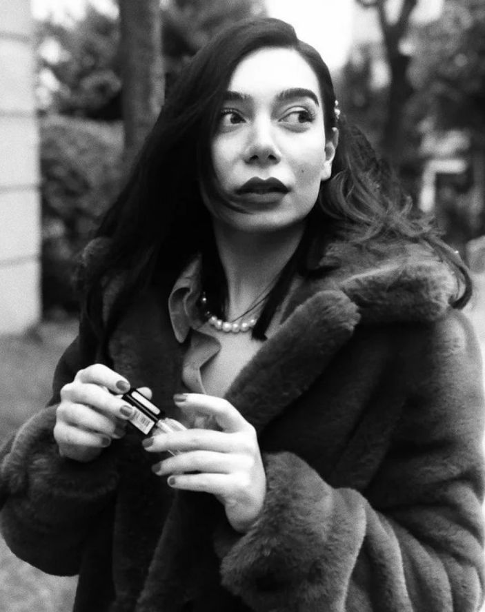 Alemin Kıralı'nın Oben'i göğüs dekolteli paylaşımıyla sosyal medyayı yıktı geçti! Yerli Dua Lipa'ya bakın...