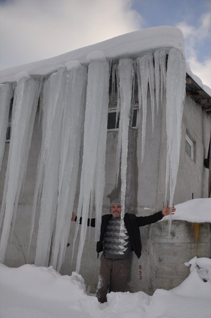 Bolu'da 3 metrelik buz sarkıtları oluştu