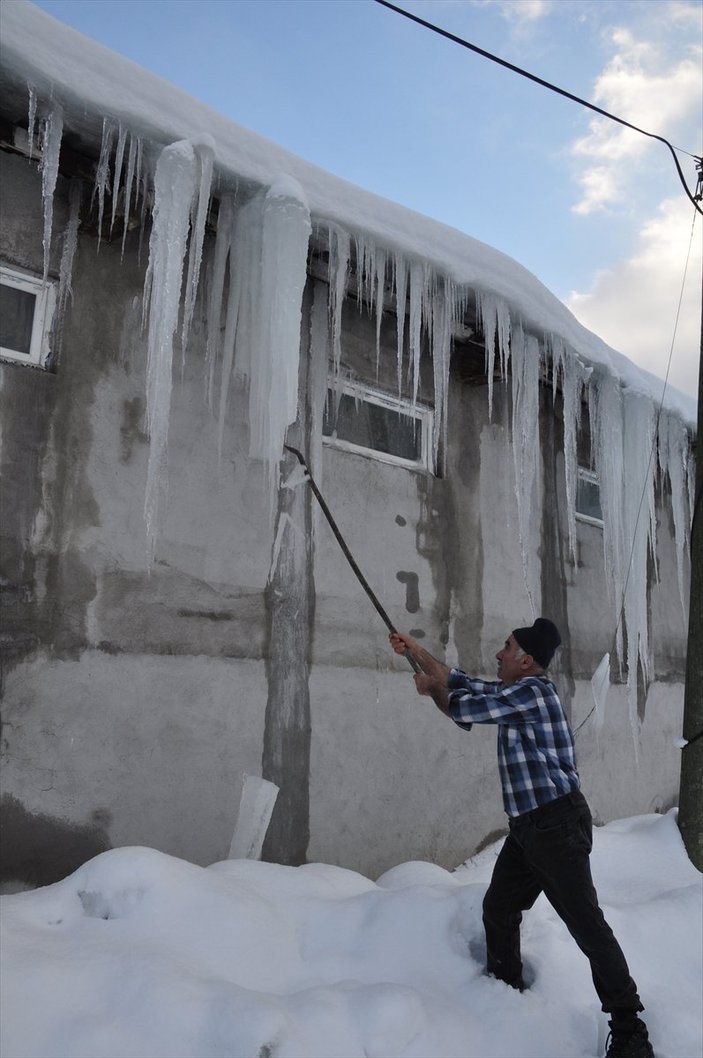 Bolu'da 3 metrelik buz sarkıtları oluştu
