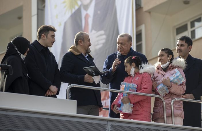 Cumhurbaşkanı Erdoğan, Giresun'da evini teslim alan aileye misafir oldu