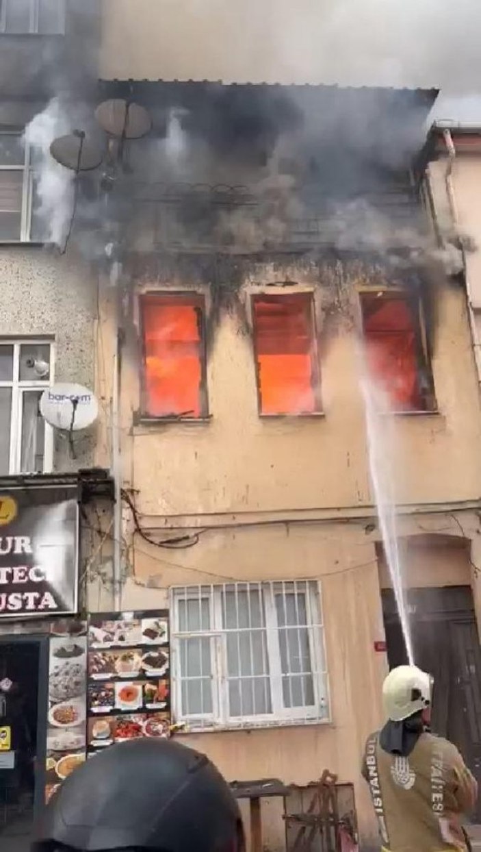 Beşiktaş'ta ahşap binada yangın