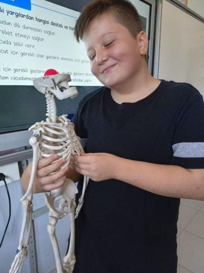 Denizli'de evinin terasında maganda kurşunun hedefi oldu