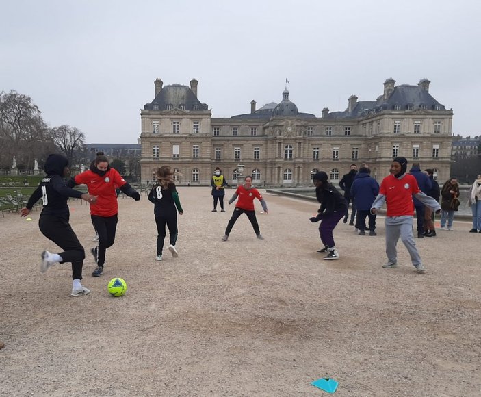 Fransa’da müsabakalardaki başörtüsü yasağı, sporcu kadınlar tarafından protesto edildi