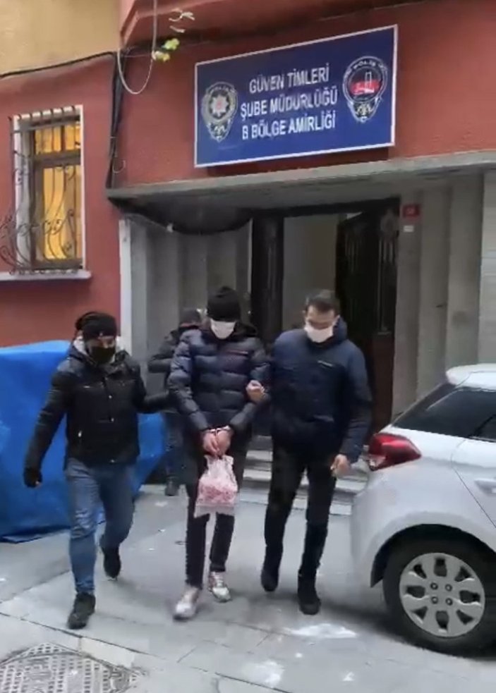 Taksim'de polis yankesiciyi üstüne atlayarak yakaladı