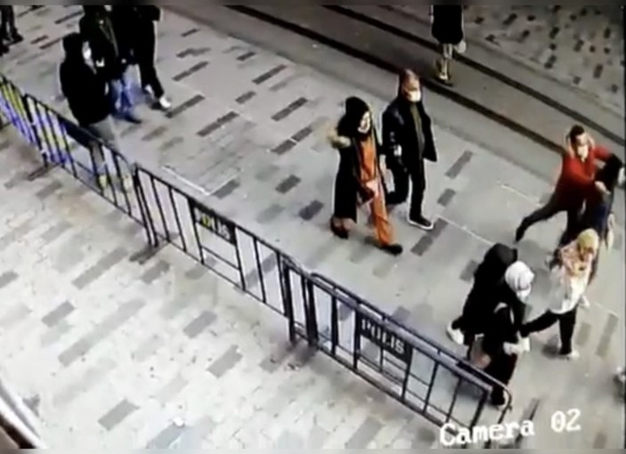 Taksim'de polis yankesiciyi üstüne atlayarak yakaladı