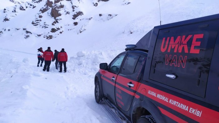 Van'da hastaya almaya giden ekiplerin kar seferberliği