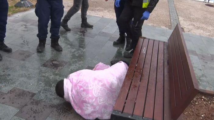 i Antalya’da elbiseleriyle denize girdi, kafasını defalarca yere vurdu