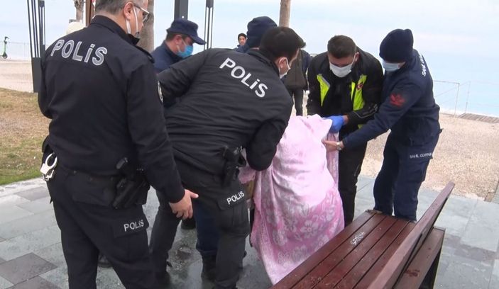 i Antalya’da elbiseleriyle denize girdi, kafasını defalarca yere vurdu