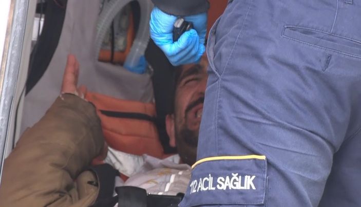 i Antalya’da elbiseleriyle denize girdi, kafasını defalarca yere vurdu