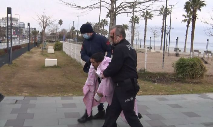 i Antalya’da elbiseleriyle denize girdi, kafasını defalarca yere vurdu