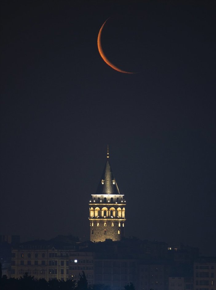 İstanbul'da hilal, Galata Kulesi'yle aynı karede