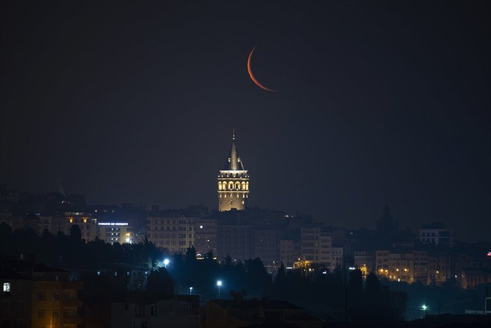 İstanbul'da hilal, Galata Kulesi'yle aynı karede