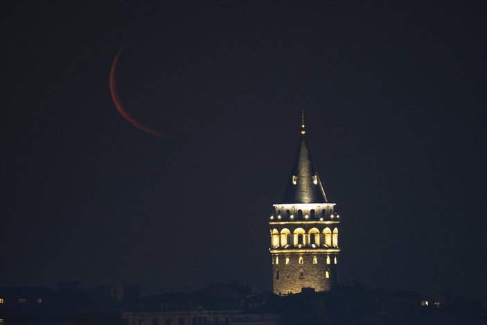 İstanbul'da hilal, Galata Kulesi'yle aynı karede