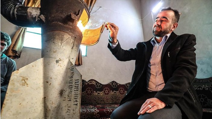 İdlibli Osman, evine düşen roketin kalıntısından soba yaptı