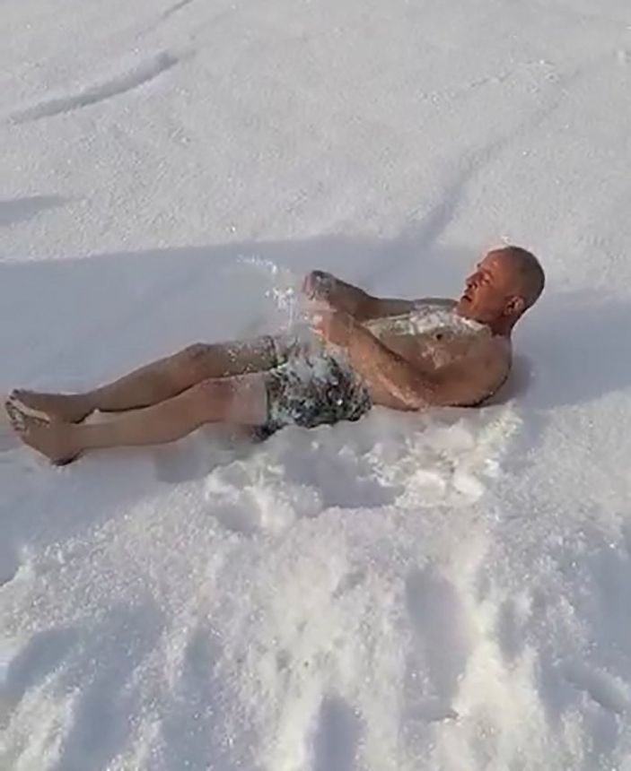 i Sivaslı Kadim'in eksi 16 derecedeki kar banyosu