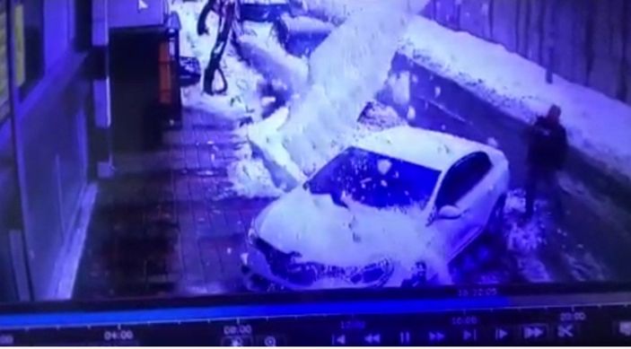 d Sultangazi'de çatıdan düşen kar kütleleri kamerada