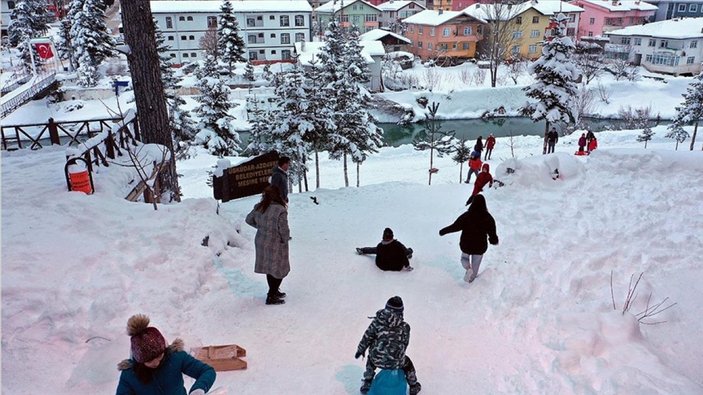 Kastamonu'da çocuklara karne hediyesi olarak kayak pisti yaptı