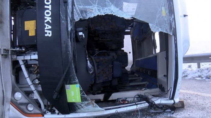 Çatalca'da polis taşıyan servis devrildi: Yaralılar var