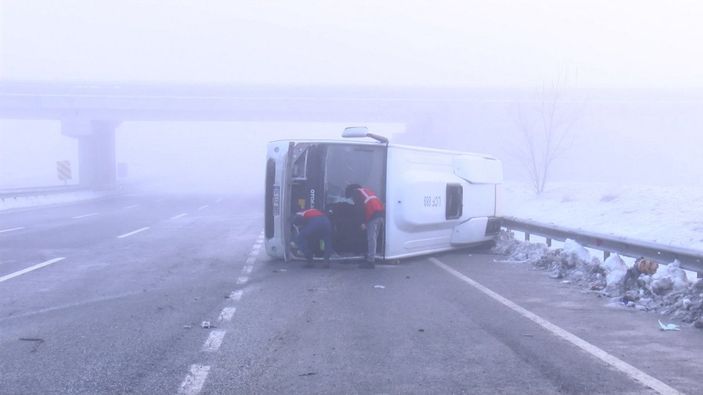 Çatalca'da polis taşıyan servis devrildi: Yaralılar var