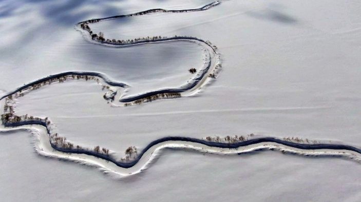 i Hakkari'de menderesler, karlı manzarasıyla büyüledi