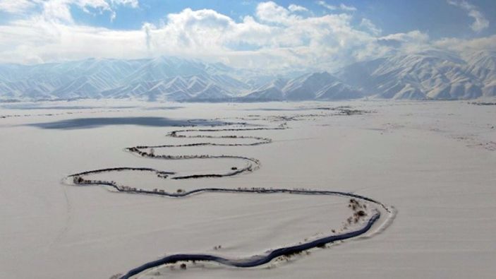 i Hakkari'de menderesler, karlı manzarasıyla büyüledi