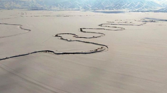 i Hakkari'de menderesler, karlı manzarasıyla büyüledi