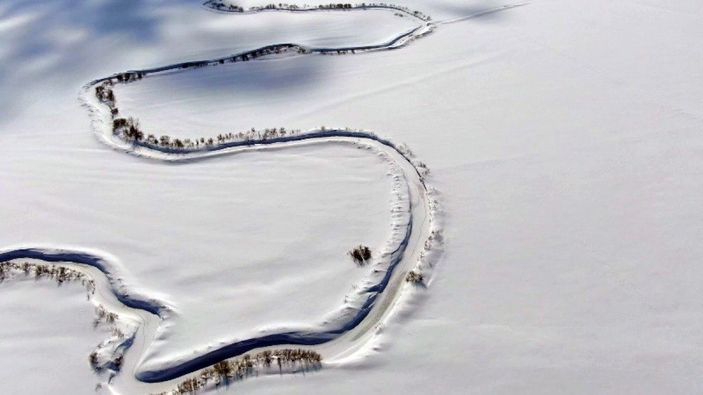 i Hakkari'de menderesler, karlı manzarasıyla büyüledi