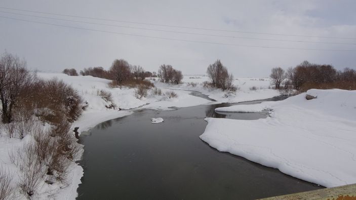 i Hakkari'de menderesler, karlı manzarasıyla büyüledi