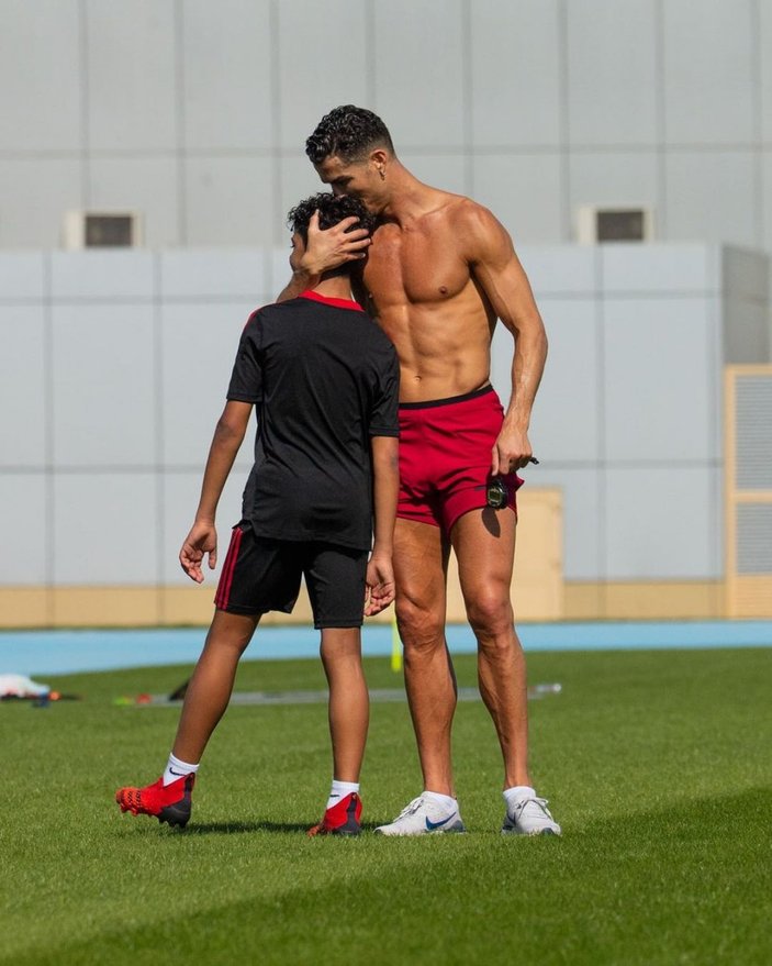 Ronaldo oğlunu paylaştı