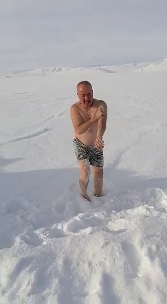 i Sivaslı Kadim'in eksi 16 derecedeki kar banyosu