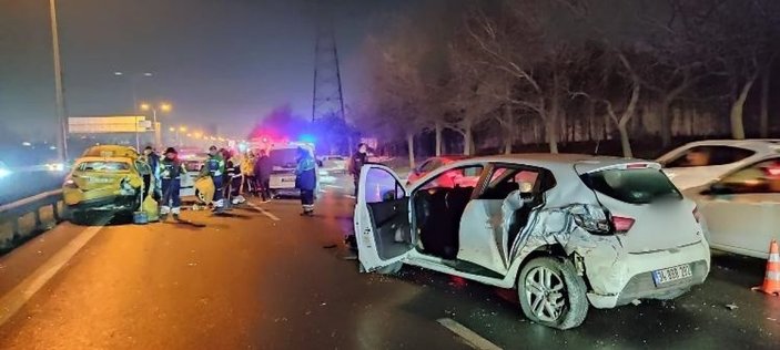 TEM Otoyolu'nda 7 araç birbirine girdi: 4 yaralı