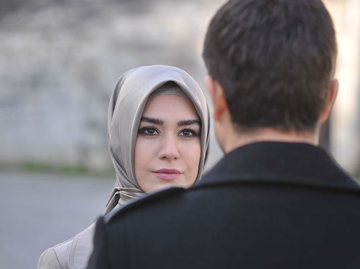 Burcu Kıratlı'nın bir de tesettürlü halini görün! O kareler sosyal medyayı yıktı...