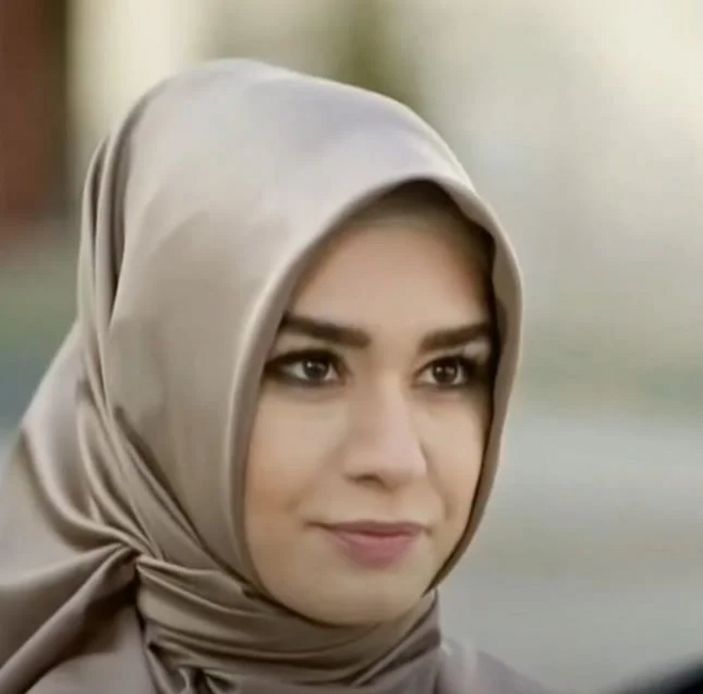 Burcu Kıratlı'nın bir de tesettürlü halini görün! O kareler sosyal medyayı yıktı...