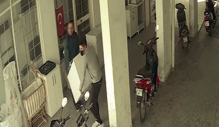 Antalya'da hırsıza yanlışlıkla ortak olan esnaf kamerada