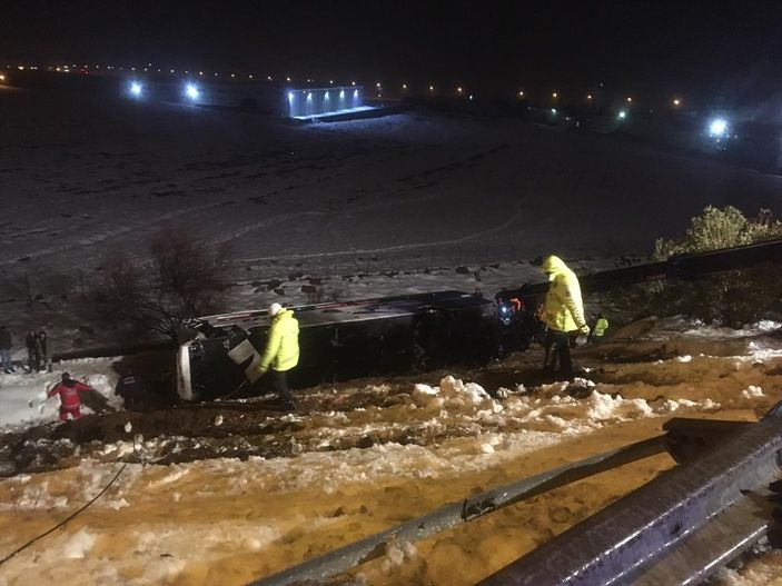 TAG otoyolunda yolcu otobüsü şarampole yuvarlandı: 28 yaralı