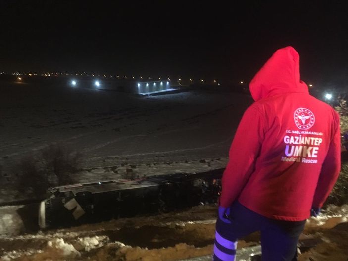 TAG otoyolunda yolcu otobüsü şarampole yuvarlandı: 28 yaralı