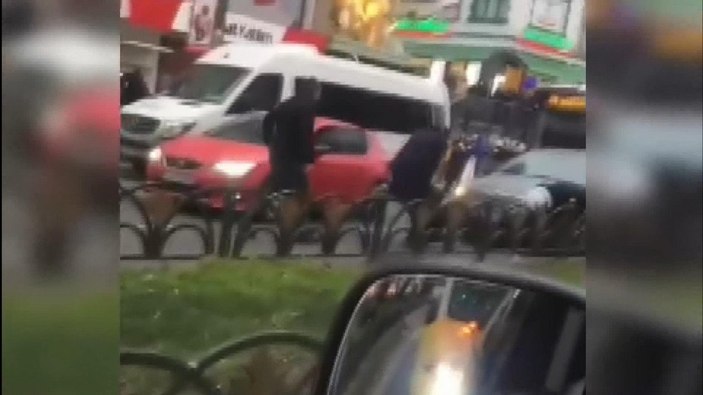 Fatih’te, tekmeli yumruklu yol verme kavgası kamerada