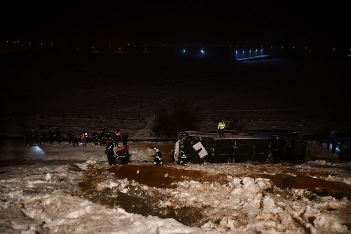 TAG otoyolunda yolcu otobüsü şarampole yuvarlandı: 28 yaralı