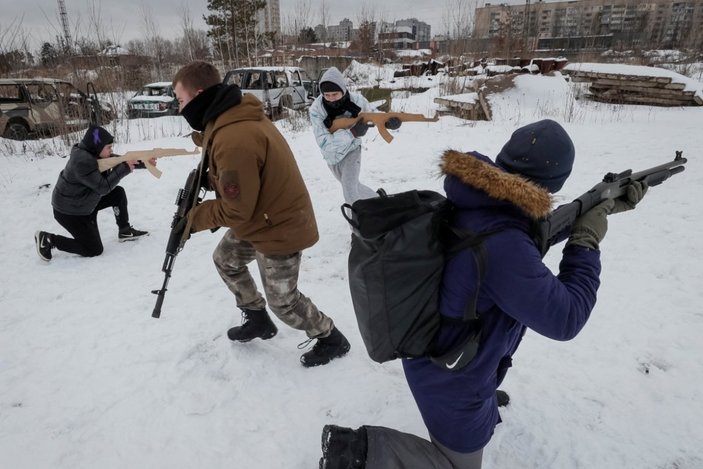 Ukrayna'da sivil halka silah kullanımı eğitimi