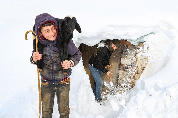 Kar altındaki Van'da vatandaşların zorlu yaşamı