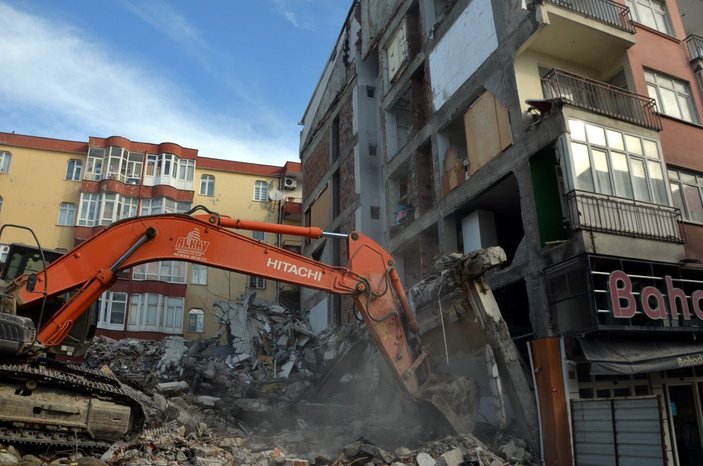 Avcılar'da yıkılan binanın bitişiğindeki bina duvarsız kaldı