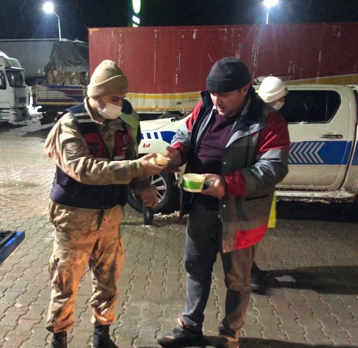 Erzincan’da, yolda kalan sürücülere jandarmadan çorba ikramı