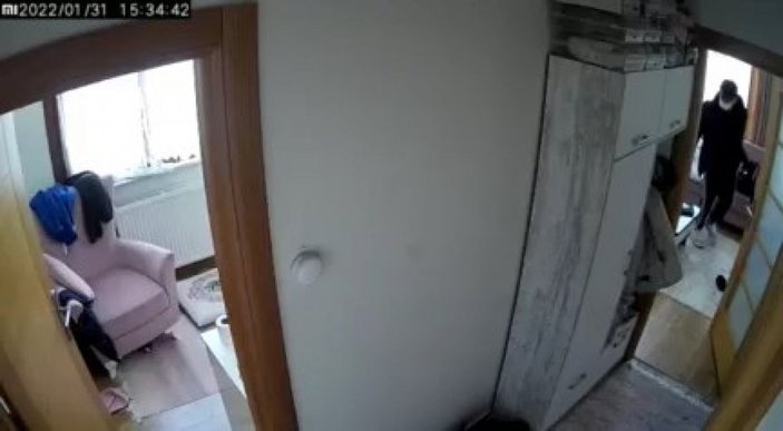Kartal'da hırsızlar, evin içindeki kameraya takıldı