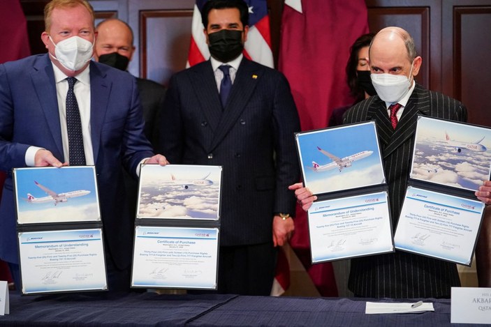 Katar ile Boeing arasında yolcu ve kargo uçakları için anlaşma sağlandı