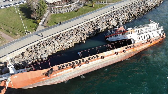 Maltepe'de yan yatan gemi, çocukların oyun alanı oldu