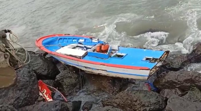 Rize'deki balıkçı, alabora olan tekneden atlayarak kurtuldu