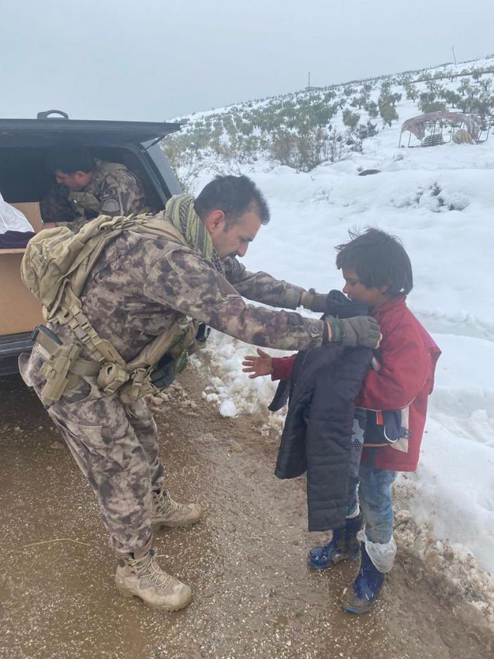 Türk polisi, Suriye'de üşüyen çocukları giydirdi